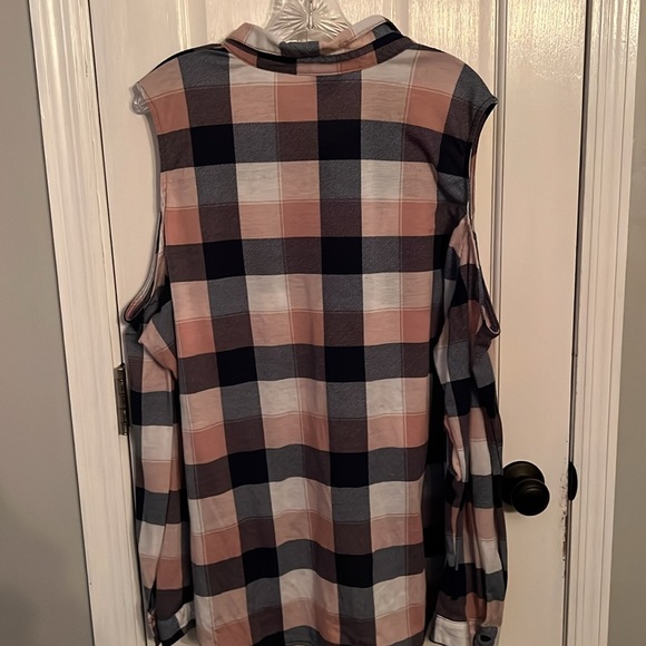 Rue 21 cold shoulder cropped pink and black flannel - Picture 5 of 6